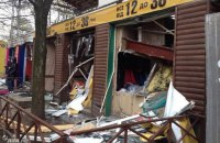 Коммунальщики бульдозером повредили киоски возле метро "Берестейская"