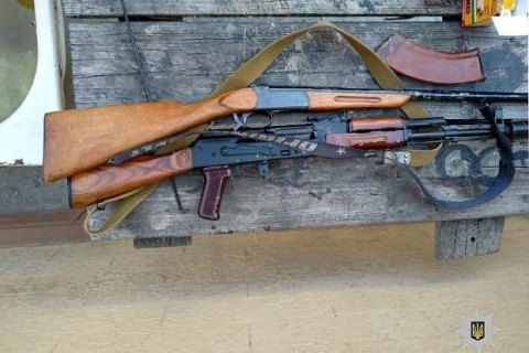 В Днепре двое пьяных мужчин решили "устроить салют" из карабина и ранили девушку