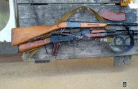У Дніпрі двоє п'яних чоловіків вирішили "влаштувати салют" з карабіна і поранили дівчину