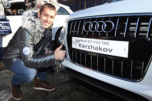 Халку и Кержакову подарили по машине