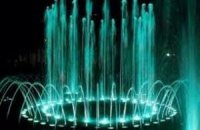 В Киеве открыли плавучий светомузыкальный фонтан