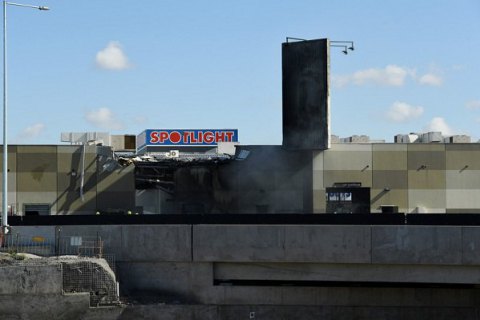 ​В Мельбурне самолет врезался в торговый центр