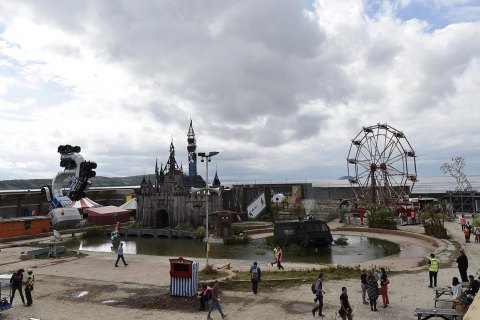 Бэнкси передаст лагерю беженцев стройматериалы из парка Dismaland