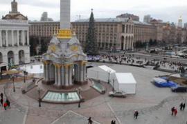 Майдан оградили металлическим забором