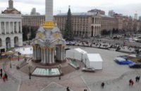 Майдан оградили металлическим забором