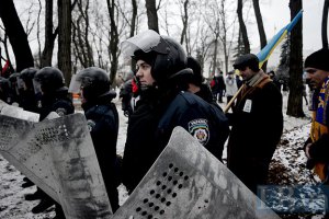 Внутренние войска вытесняют митингующих из правительственного квартала