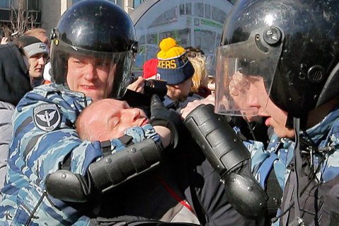 В России участника акции "Он вам не Димон" приговорили к 1,5 годам колонии