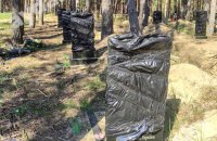 Обмотали чорною плівкою памʼятники українських захисників: новий акт вандалізму окупантів у Старобільську 