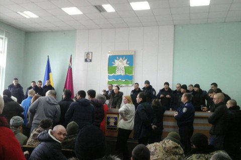 Жители Новомосковска взбунтовались из-за нежелания горсовета признавать мэра