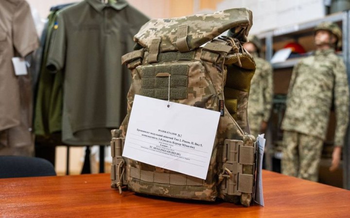 Українські військовослужбовиці вперше отримали жіночі бронежилети