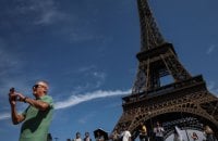 Ейфелеву вежу закривали через протест проти відсторонення співробітниць під час релігійного візиту