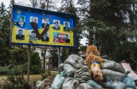 Дві третини зруйнованих будинків, мітки окупантів, спалені авто. Фоторепортаж із Бородянки через 18 днів після звільнення