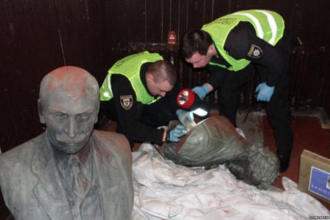 В Чернигове задержали похитителей бюстов Коцюбинского и Пушкина