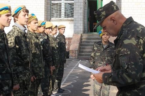 Кабмин изменил "абсолютно советское" название школьного предмета "Защита Отечества"