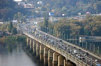 В Киеве на два месяца ограничат движение по одной полосе на мосту Патона