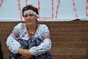 Медики забрали еще одну голодающую под Украинским домом