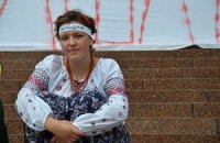 Медики забрали еще одну голодающую под Украинским домом