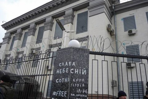 Ночью в Киеве пытались поджечь посольство РФ