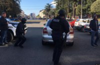 У Грузії чоловік захопив заручників у відділенні банку (оновлено)