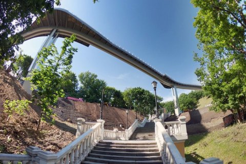 Полиция Киева открыла производство из-за повреждения нового пешеходного моста