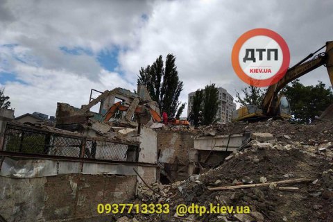В центре Киева из-за обрушения бетонной плиты погиб водитель экскаватора