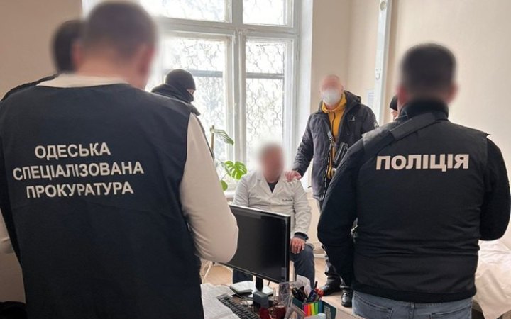 На Одещині лікар за 5 500 доларів виготовляв фіктивні документи для ухилянтів
