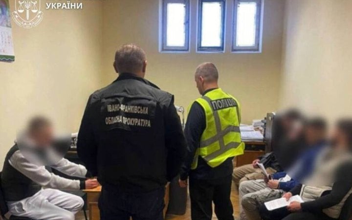 Нові підозри отримали шахраї на Прикарпатті, які крали гроші з банківських карток