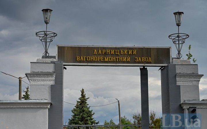 Наслідки ракетного обстрілу ДВРЗ у Києві (фоторепортаж)