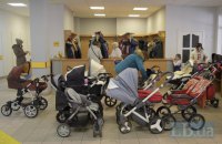 Дитячим візочкам тут не місце: як батьки сперечаються з поліклініками  