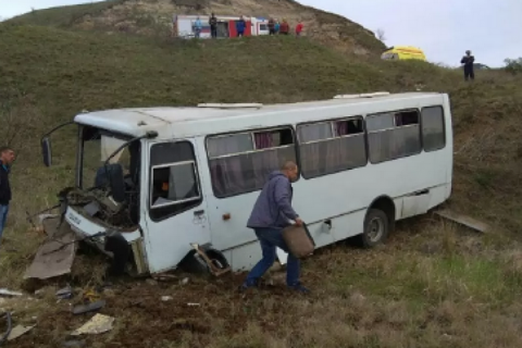 В Крыму рейсовый автобус «вылетел» в кювет: один человек погиб, восемь травмированы