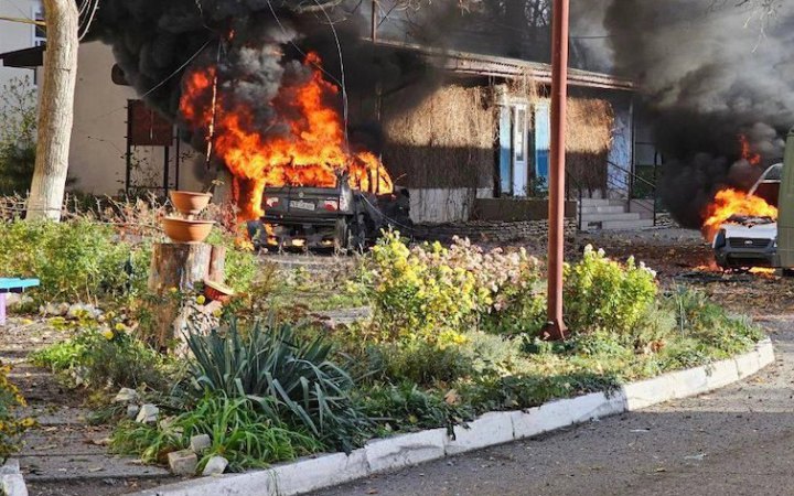 Росіяни знову відкрили вогонь по Херсону: пошкоджено лікарню, є загиблі й поранені (оновлено)
