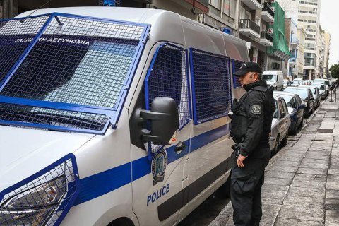 В центре Афин из-за стрельбы задержали более 100 человек 