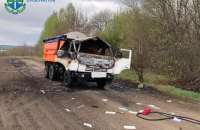 Окупанти скинули вибухівку на цивільну вантажівку у Сумській області