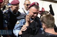 Под окнами Януковича задержали защитников Конституции с водяным пистолетом 