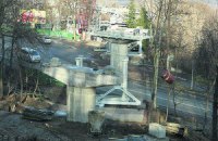 Рядом с вертолетной площадкой Януковича начали новое строительство