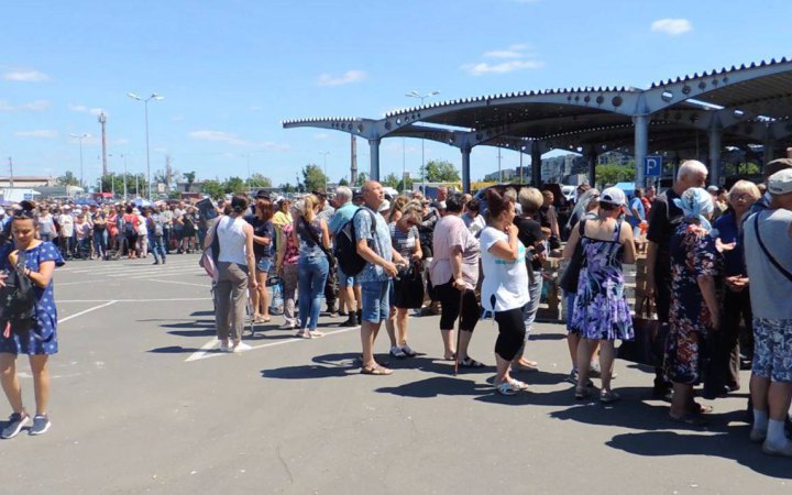 Російські окупанти видають в Маріуполі все менше гуманітарної допомоги