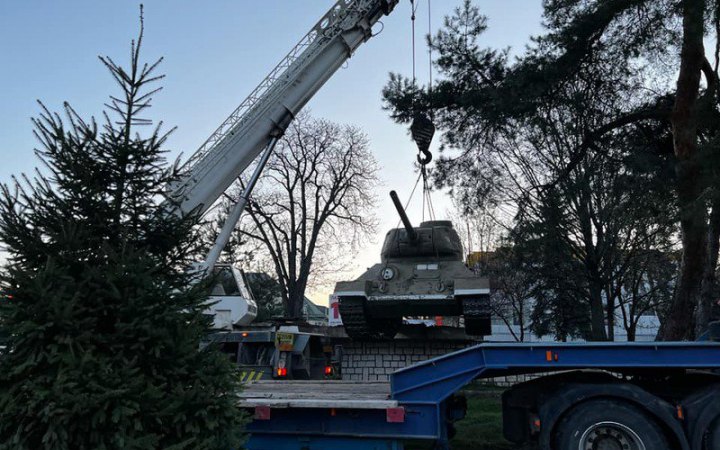 У Мукачеві демонтували пам'ятник радянському танку