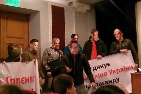 Пресс-конференцию Госкино пытались сорвать молодые люди в масках