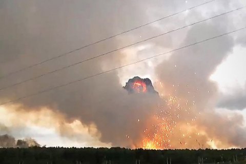 В Сибири спецпоезд подорвался при наезде на снаряд у сгоревшего артиллерийского склада