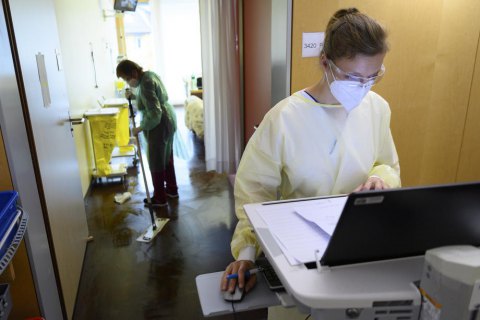 За добу в Україні зафіксували 12 946 нових випадків ковіду