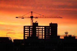 На скандальной стройке в центре Киева на жилой дом упал кран