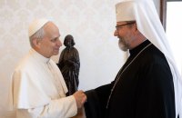 Глава УГКЦ побував на аудієнції у Папи Лева XIV, запросив його в Україну і подарував картину