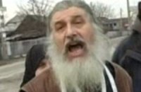 В Киеве священник выкопал тело сожительницы и объявил его мощами