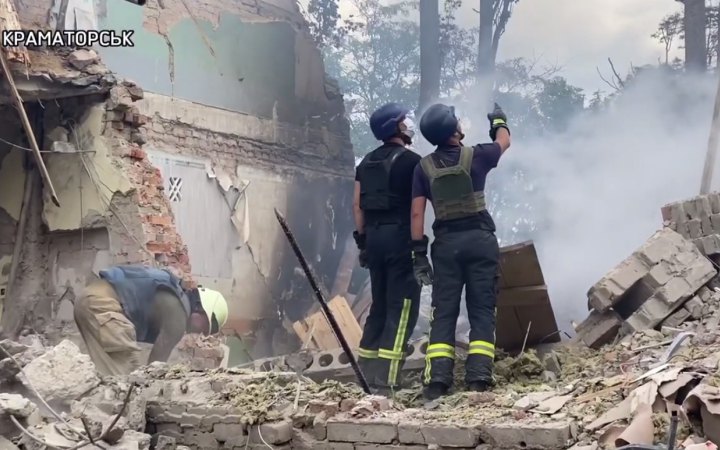 Під завалами обстріляної школи в Краматорську виявили тіло чоловіка