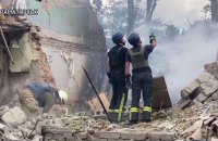 Під завалами обстріляної школи в Краматорську виявили тіло чоловіка
