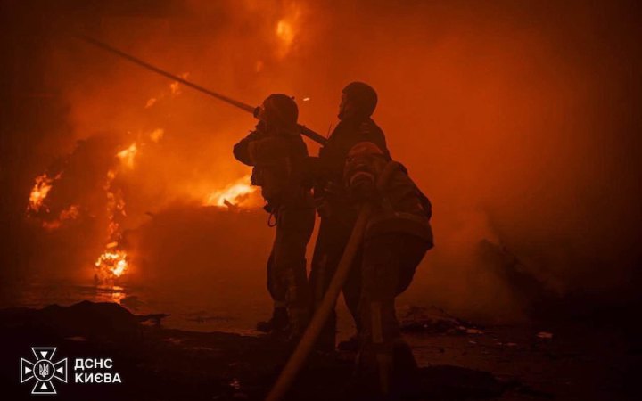 У Києві загасили пожежу після вечірнього удару дронами