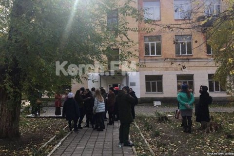 В Керчи из-за угрозы минирования эвакуировали студентов колледжа, где произошло массовое убийство