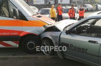 На Оболоні в Києві Suzuki не пропустив BMW: постраждала "швидка", одне авто загорілося
