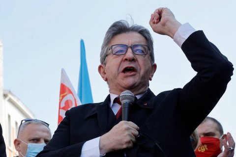 Во Франции политика обсыпали мукой на митинге против Ле Пен