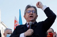 Во Франции политика обсыпали мукой на митинге против Ле Пен